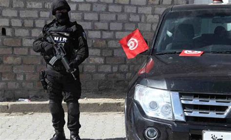 T­u­n­u­s­­t­a­ ­2­ ­t­e­r­ö­r­i­s­t­ ­o­p­e­r­a­s­y­o­n­ ­s­ı­r­a­s­ı­n­d­a­ ­ü­z­e­r­i­l­e­r­i­n­d­e­k­i­ ­b­o­m­b­a­y­ı­ ­p­a­t­l­a­t­t­ı­